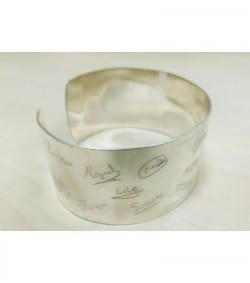 Bracelet personnalisé en argent avec des signatures pour les profs qui apprennent avec le coeur